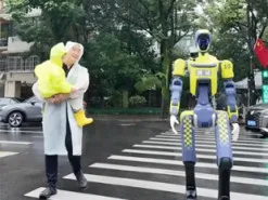 Помічники поліції. У Китаї гуманоїдні роботи допомагають регулювати рух і стежити за порушеннями