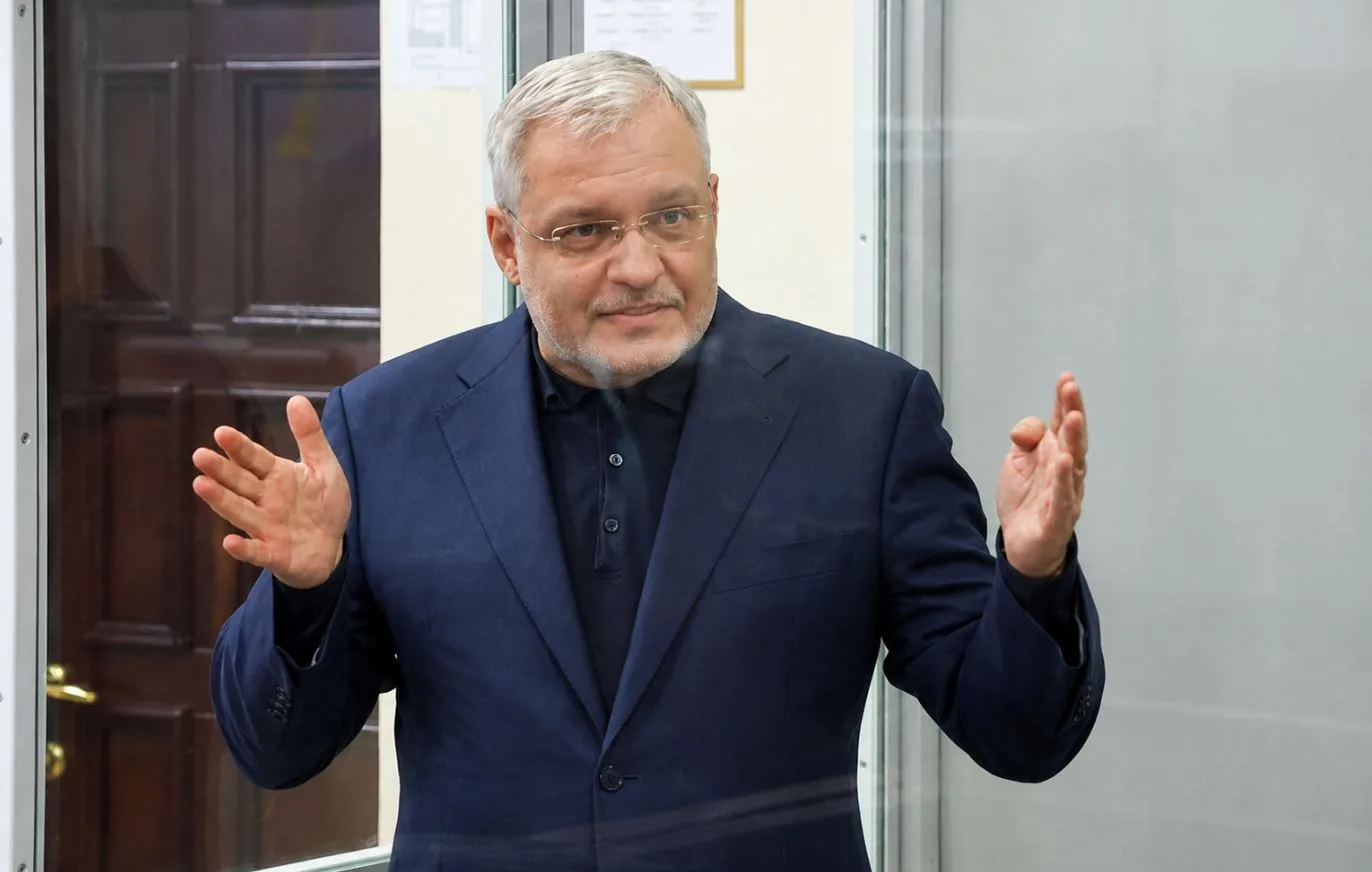ВАКС зняв електронний браслет з Галущенка. Перед цим зменшили заставу, щоб він вийшов із СІЗО