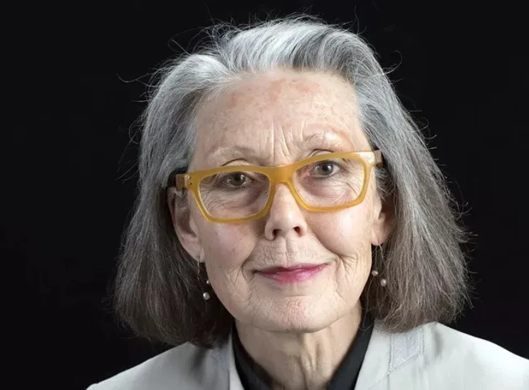 Нобелевскую премию по литературе дали 76-летней канадской писательнице Энн Карсон