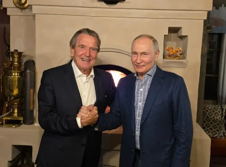 Путін відсвяткував день народження в компанії Шредера ''у себе вдома'' і сфотографувався з ним на тлі печі й самовару