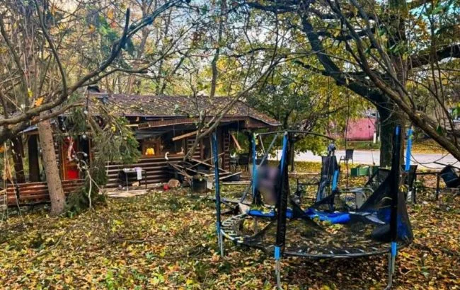 Дрон ударив по парку Нової Водолаги: загинули дві жінки і немовля, багато поранених дітей