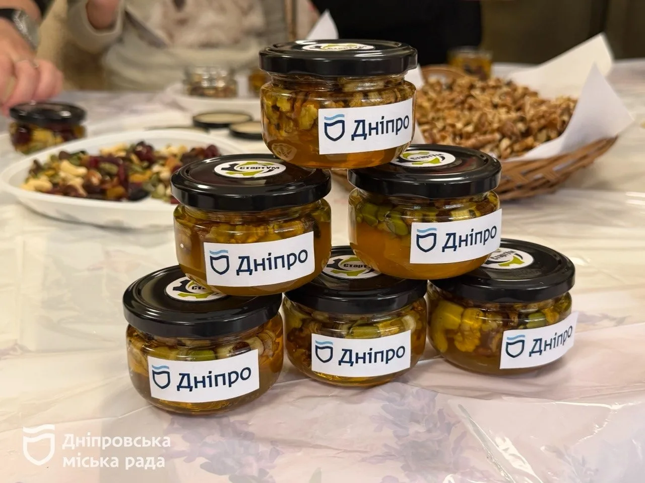«Бажаю нашим військовим миру і щоб вони якнайшвидше повернулися додому». До Дня захисників і захисниць України у Дніпрі діти привітали наших оборонців та зробили для них смаколики - 01.10.2026