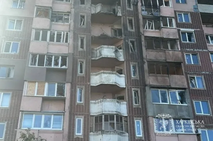 Фото многоэтажного дома в Харькове с поврежденными балконами после удара со стороны РФ 12 октября