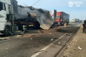Ворог кілька разів вдарив по дорозі на Одещині: пʼятеро поранених, пошкоджені авто