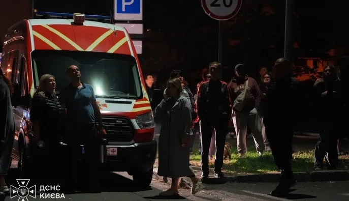 Російський дрон атакував 12-поверхівку в Києві: двоє людей загинули