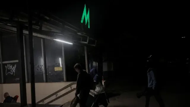люди заходять на станцію метро