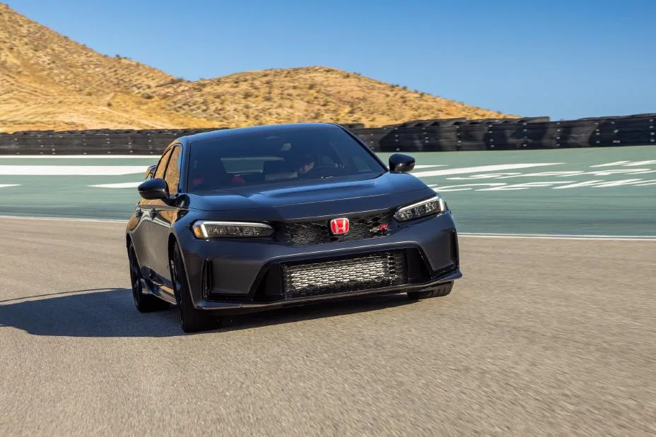 Обновлённый Civic Type R 2027 модельного года в движении по треку