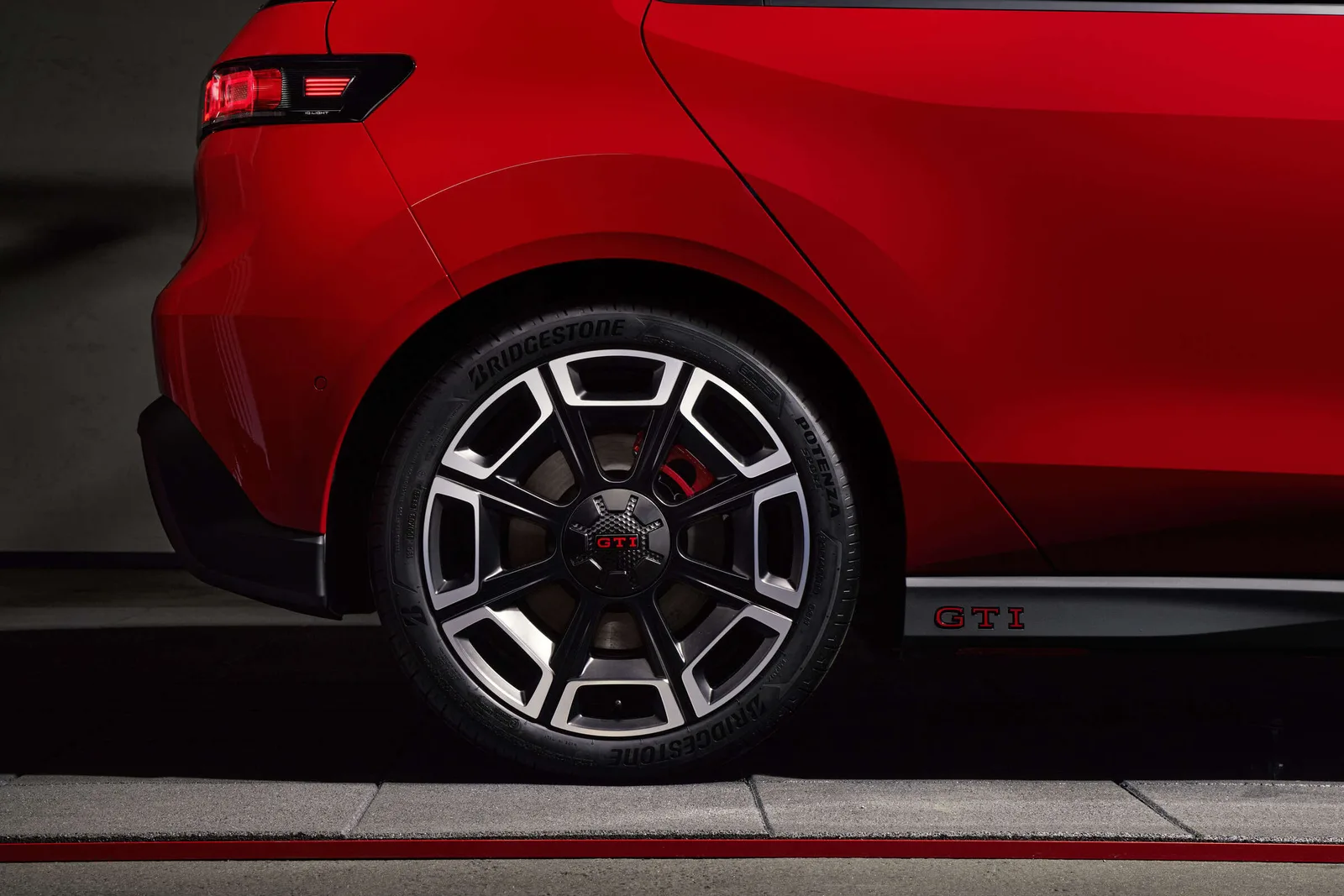 Колёсный диск и надпись GTI на кузове