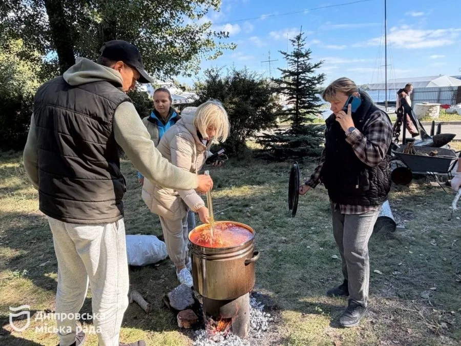 У Дніпрі провели традиційне родинне свято «День борщу» У Дніпрі провели традиційне родинне свято «День борщу»