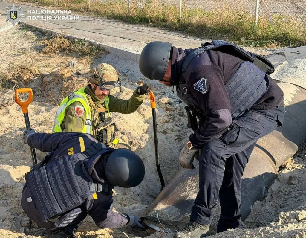 У Києві вилучили та перевезли для ліквідації російську балістичну ракету (відео) У Києві вилучили та перевезли для ліквідації російську балістичну ракету (відео)