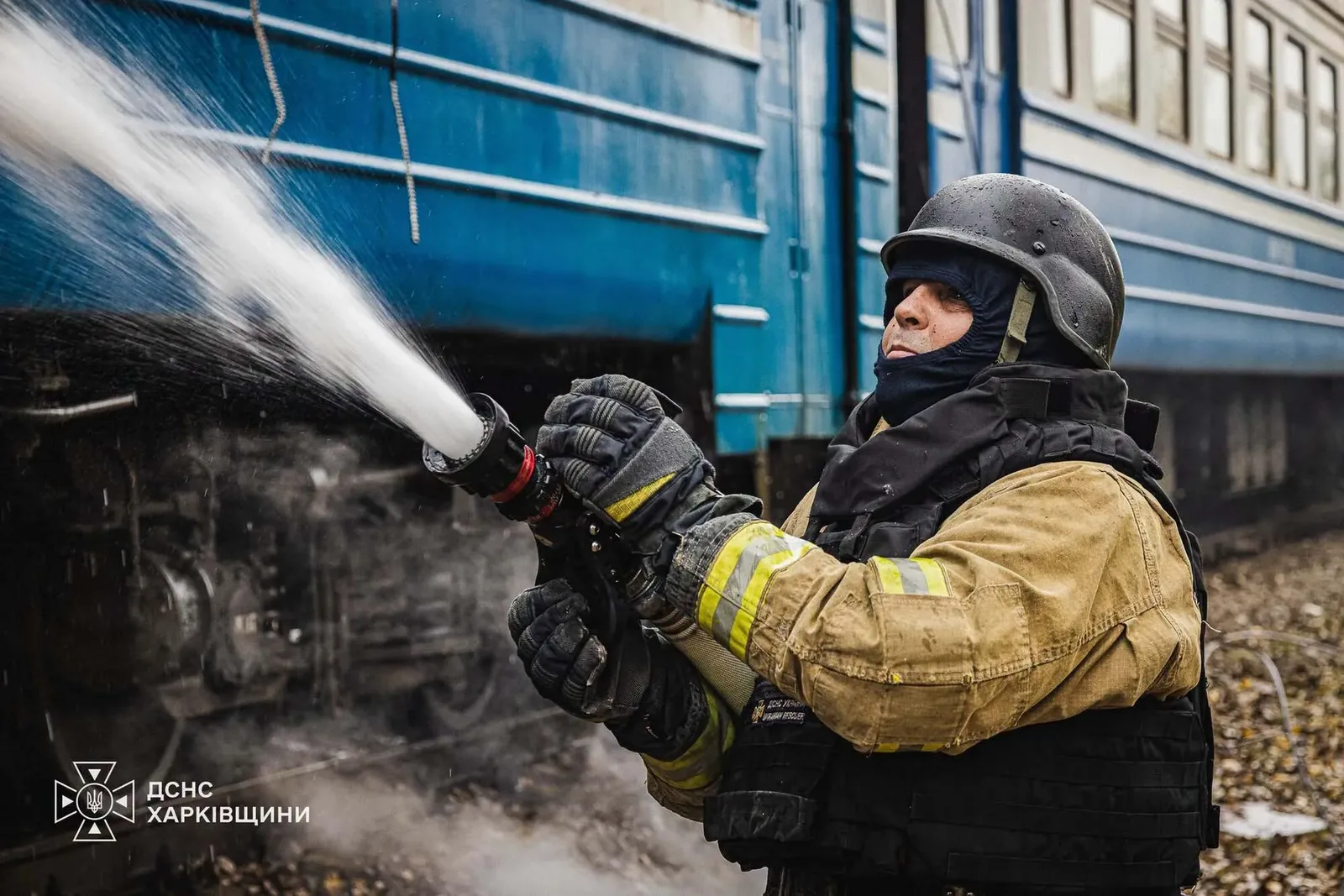 Росія вдарила по пасажирському поїзду в Харкові. ДСНС показала фото й відео наслідків