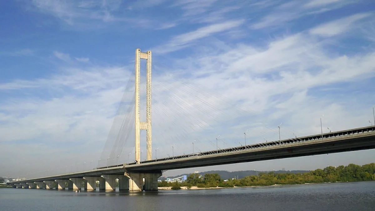 У Києві через перекриття Південного мосту змінили рух поїздів "зеленої" лінії метро та двох автобусних маршрутів – КМДА