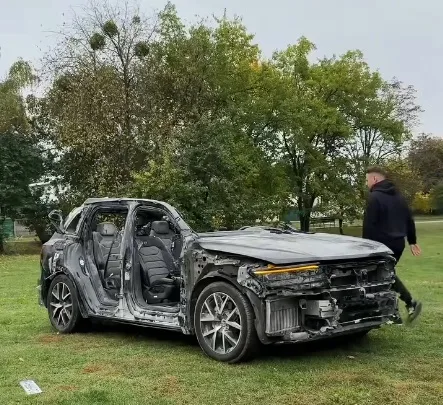 Volkswagen Touareg попал в эпицентр обстрела РФ, но завелся и поехал (видео)