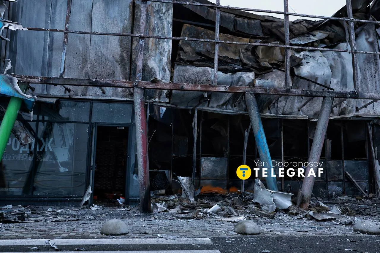 Через атаку рф знищено гіпермаркет Епіцентр в Оболонському районі столиці ( фото, відео)