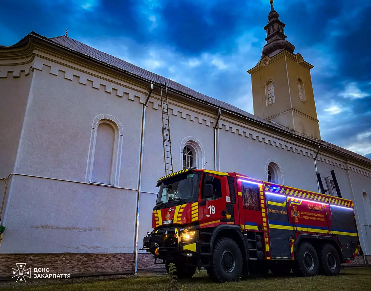 На Тячівщині вогнеборці запобігли знищенню храму