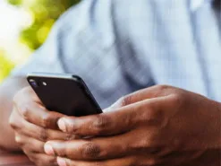 Названо 5 недорогих Android-смартфонів для тих, хто не любить великі екрани