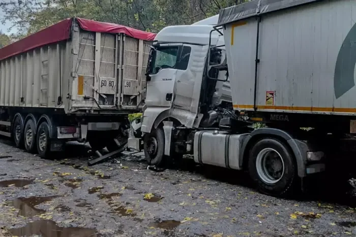 На Вінниччині зіткнулися три вантажівки: водія затисло в салоні (фото)