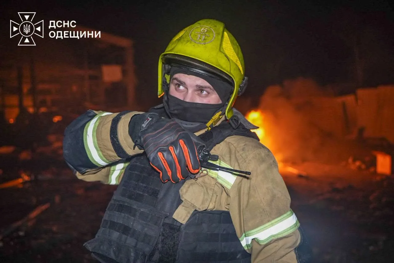Ворог двічі атакував підприємство Одещини під час гасіння пожежі