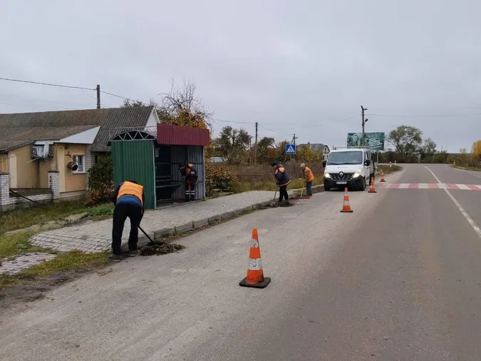 Сміття прибирають, павільйони ремонтують: на Волині впорядковують автобусні зупинки (фото)