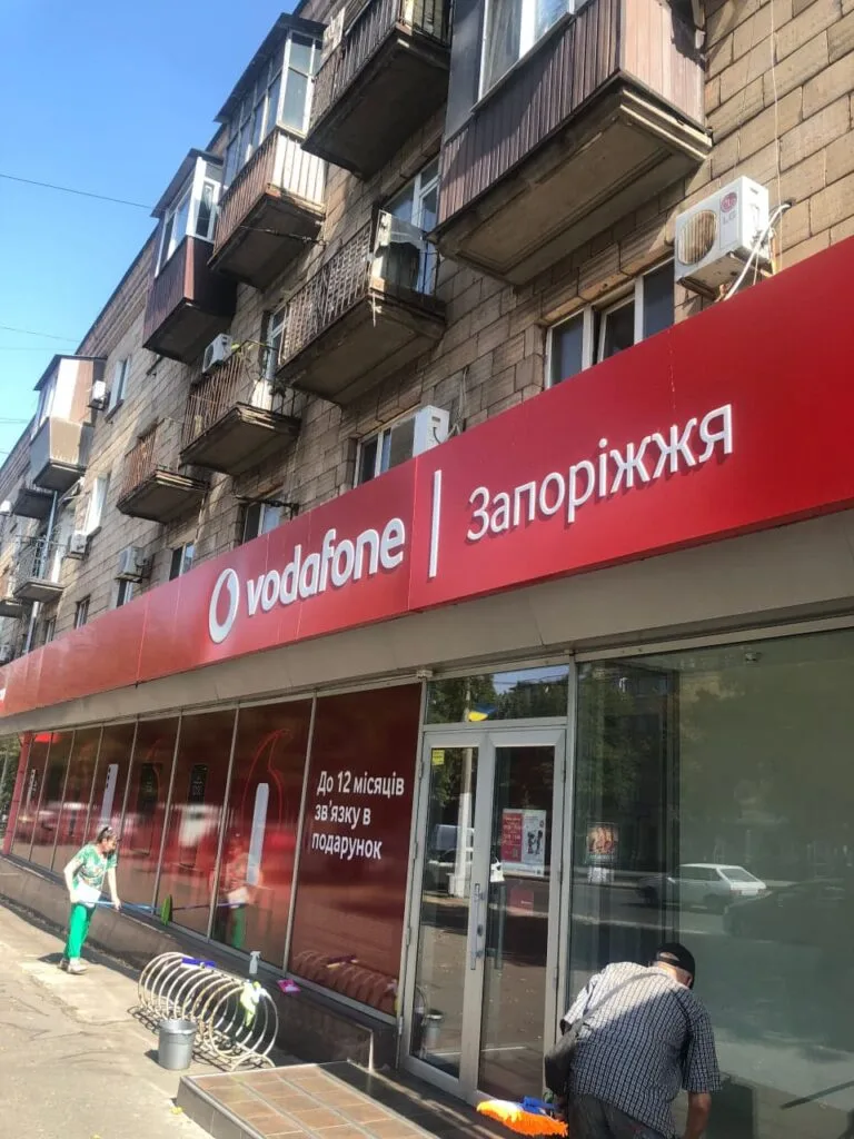 Серед послуг Ольги Бикової – прибирання прибудинкових територій, косіння трави, миття під’їздів і вітрин, очищення дитячих майданчиків та роботи з деревами.