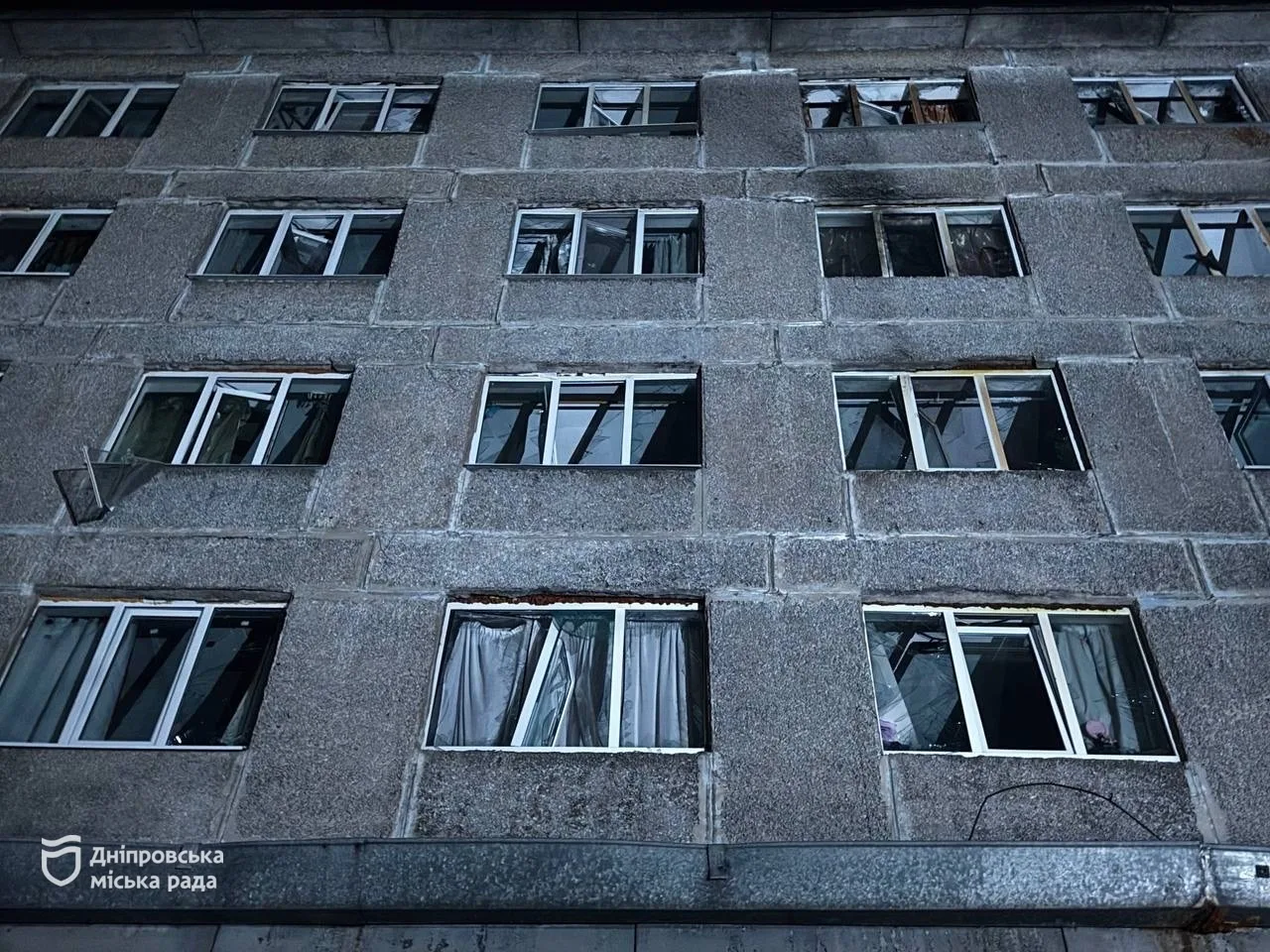 У Дніпрі внаслідок атаки рф увечері 29 жовтня пошкоджено гуртожиток: вибито понад 50 вікон