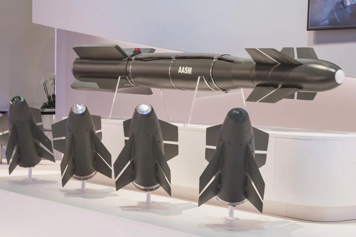Носові частини комплектів AASM Hammer з різними системами наведення. Фото: Safran