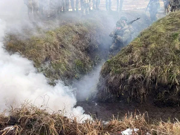 Кілька днів повз до своїх під ворожим вогнем: історія порятунку прикордонника з Волині (фото)
