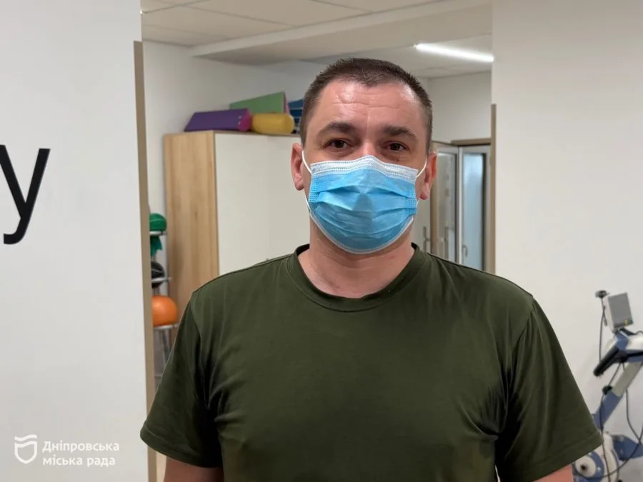 Втратив ногу через удар КАБу: у Дніпрі військовий із Кам’янського вчиться ходити на протезі - 15.10.2026