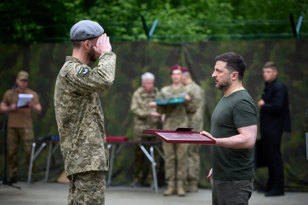 Президент відзначив воїнів ССО орденами «Золота Зірка» і вручив бойовий прапор