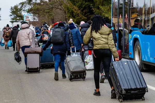 Виїхало пів мільйона за пів року: яка нова чисельність населення в Україні