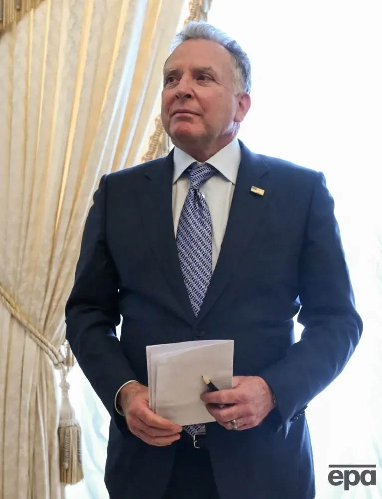 В об'єктиви камер потрапили нотатки Віткоффа на зустрічі з Путіним. Що там