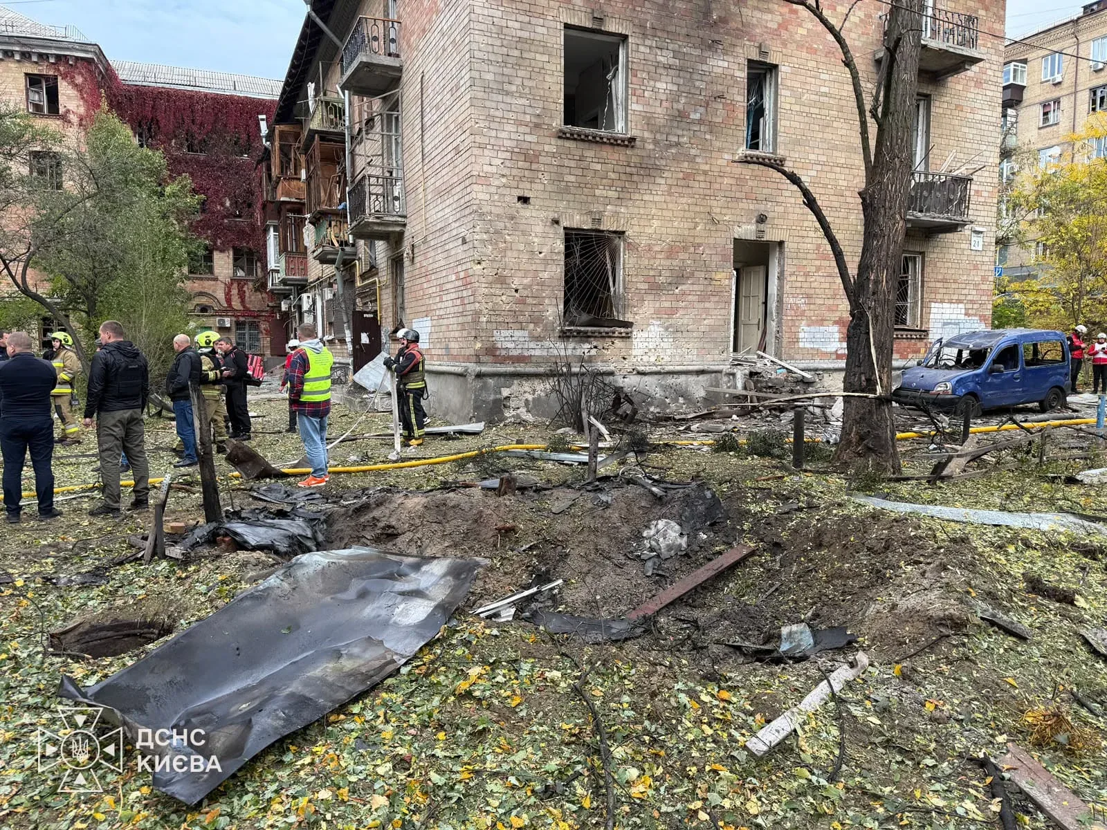 У Києві ворожий БПЛА впав у двір житлових будинків: п’ятеро людей поранено