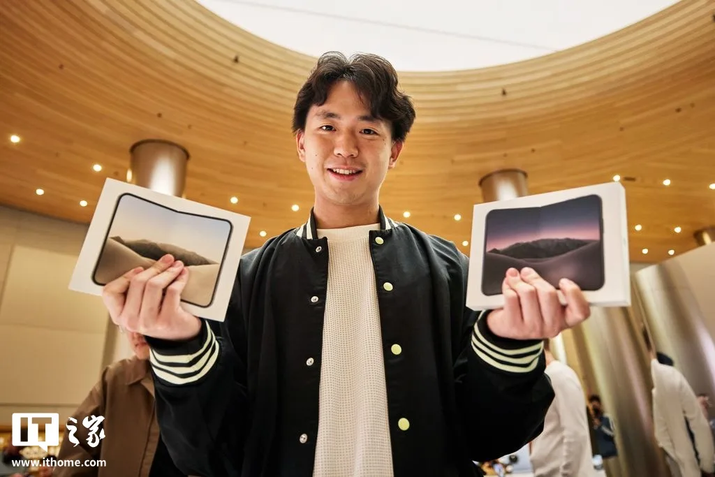 iPhone Duo: світова прем'єра в Apple Store