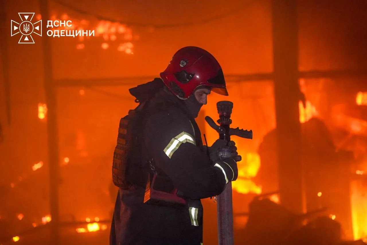Ворог двічі атакував підприємство Одещини під час гасіння пожежі