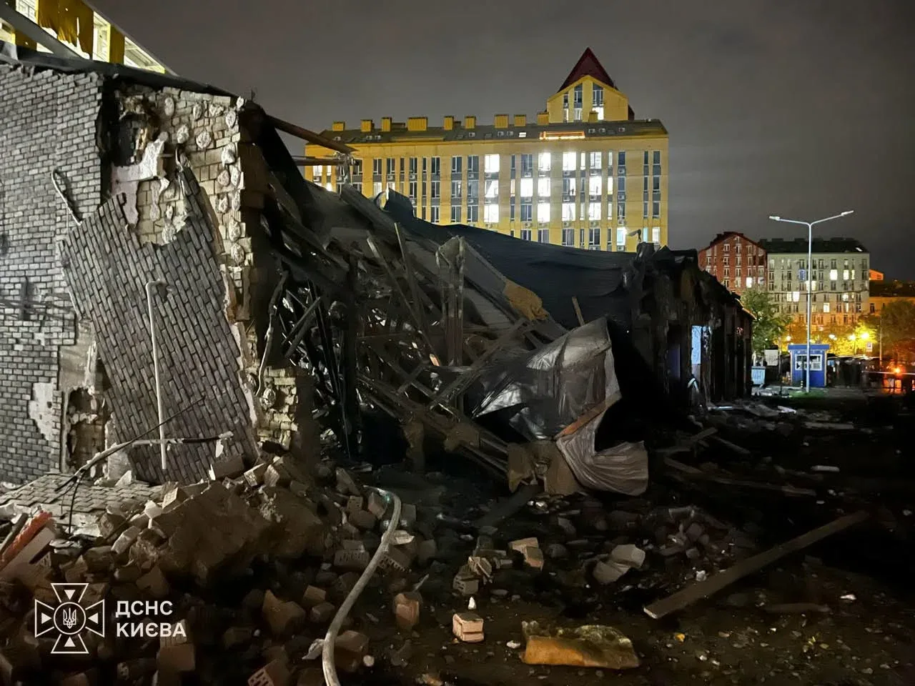 Одна людина загинула внаслідок нічної ворожої атаки на Київ (фото, відео)