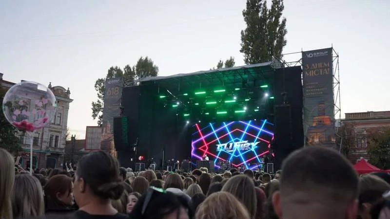 (ФОТО) Близько 25 тисяч чернівчан та гостей Чернівців об'єднав концерт до дня міста