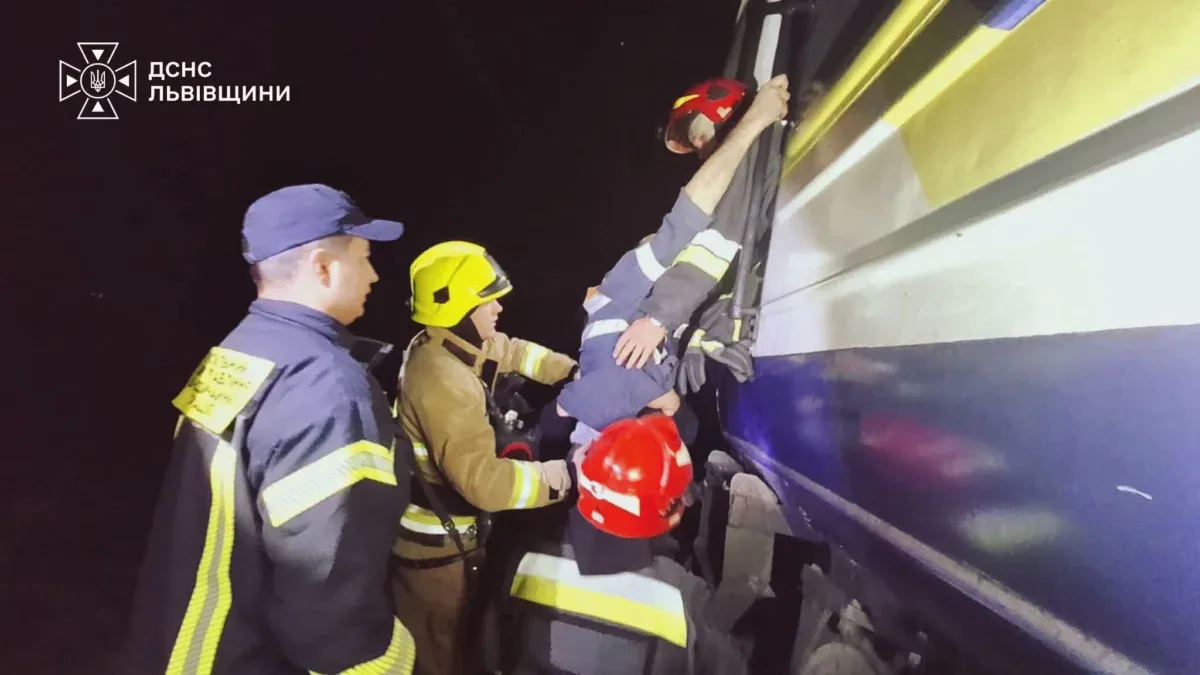 Аварія поїздів біля Львова: ДСНС розповіла подробиці