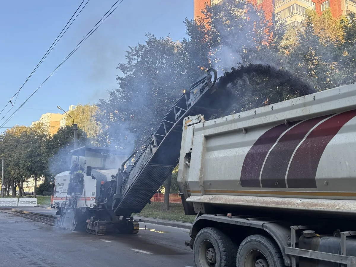 На вулиці Мазепи у Львові демонтовують старі мережі та бордюри. Громадський транспорт курсує зі змінами