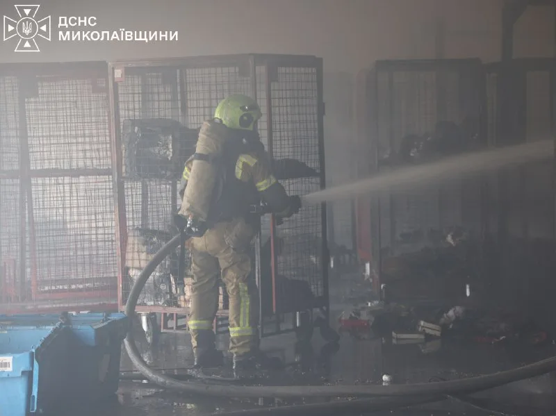 Гасіння пожежі вантажного терміналу в Миколаєві після атаки безпілотників