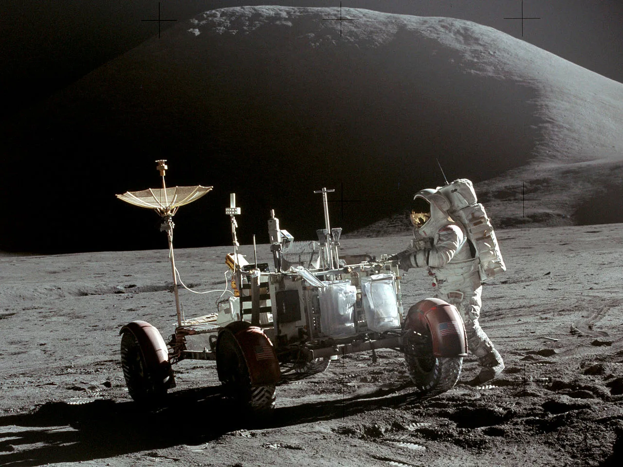 Ученые призвали NASA доставить с Луны 50-летние отходы экипажа миссии "Аполлон-15" (фото)