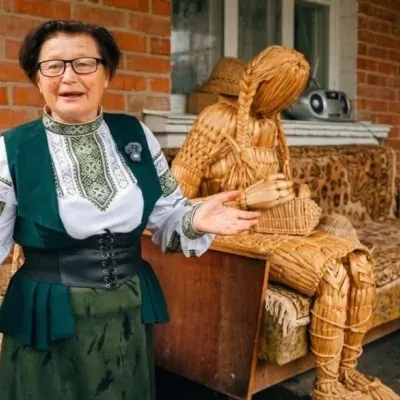 Козлики й півні з рогози: майстриня з Вінниччини ціле літо створювала фігури для виставки