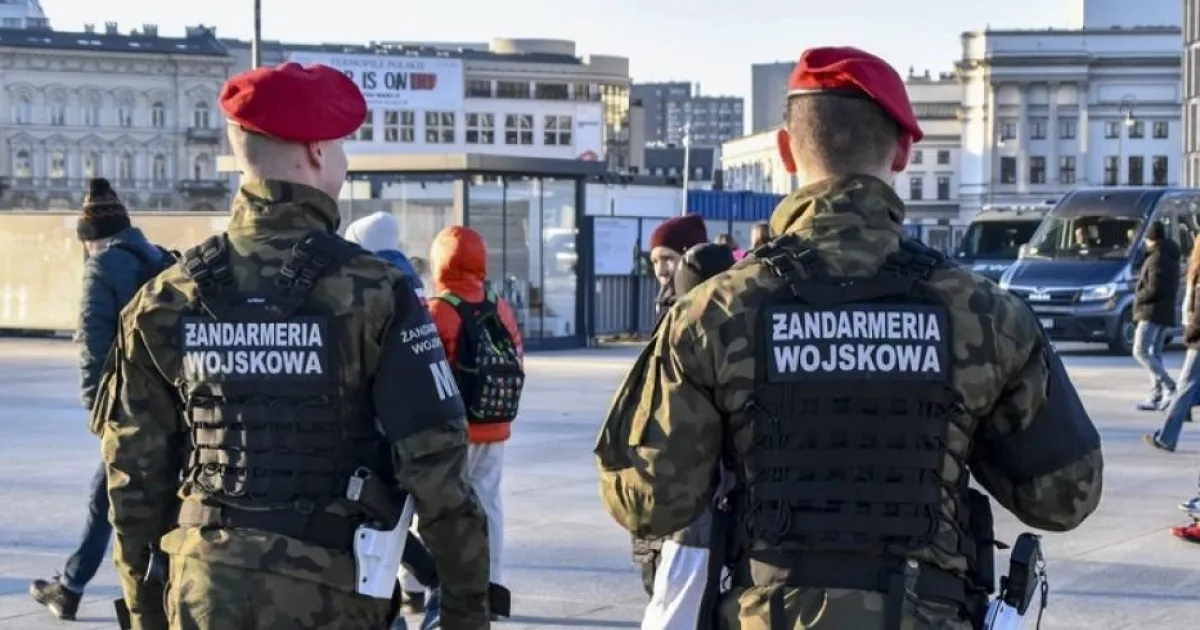 У штабі військової поліції Польщі троє людей потрапили у лікарню після того, як відкрили невідому посилку