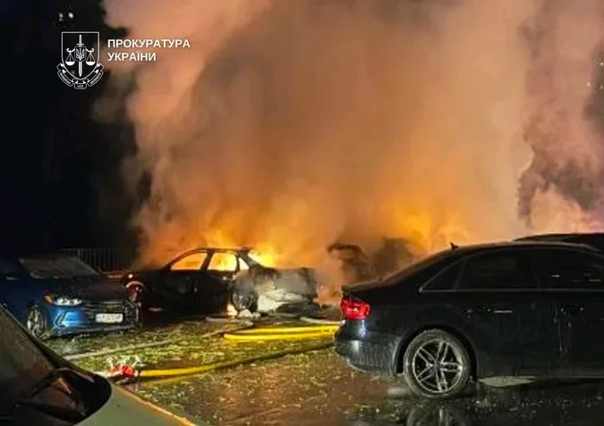 Удар по багатоповерхівці в Києві: загинула жінка та чоловік в авто, палали квартири й машини (фото)