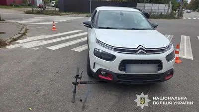 У Кременчуці автомобіль зіткнувся з електросамокатом: травмувався підліток
