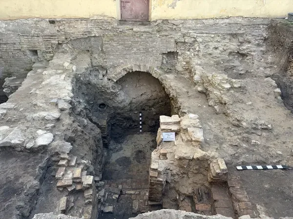 У Луцьку археологи розкопали давню оборонну вежу: вона ховалася біля монастиря Бригідок (фото)