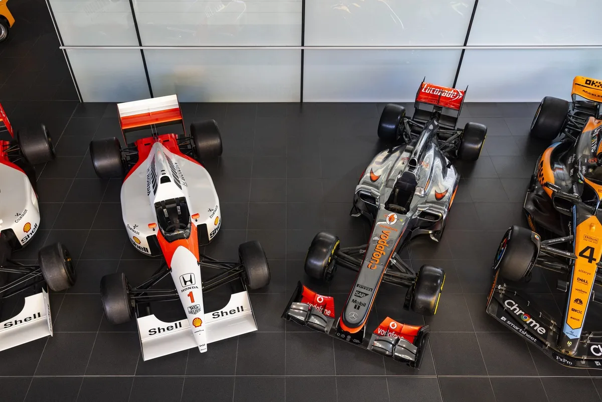 Болиды McLaren разных сезонов, вид спереди