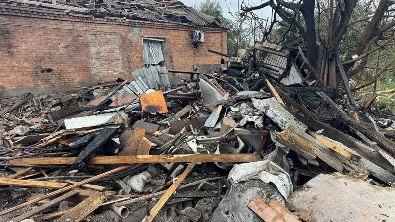 У Дніпрі внаслідок ранкової атаки рф 19 жовтня пошкоджено близько 30 приватних будинків: ліквідація наслідків триває