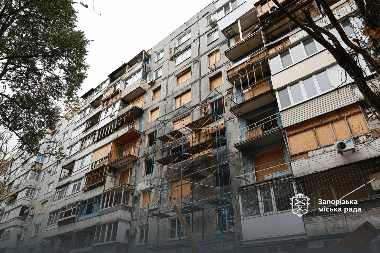 Робити планують завершити навесні: у центрі Запоріжжя відновлюють будинок після російського удару (ФОТО)