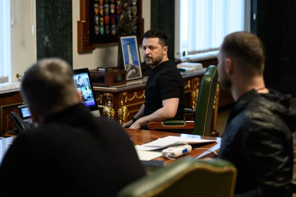 Сьогодні ворог бив по Києву касетною балістикою – одна ракета ударила по історичному центру, між лаврою та монастирем, – Зеленський