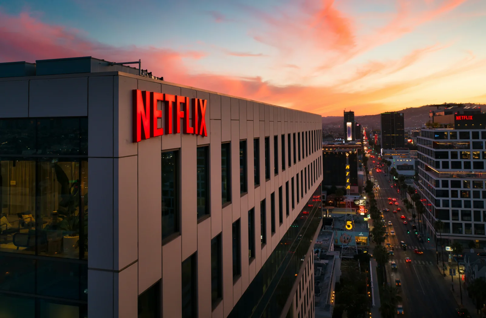 Як працює Netflix і на чому він заробляє: підписка, реклама та контент